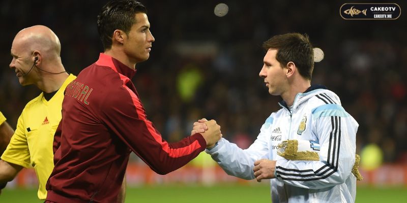 Ronaldo và Messi phải làm quen với bóng đá mà khong có công nghệ và các khó khăn khác nếu được xuyên không về thời xưa